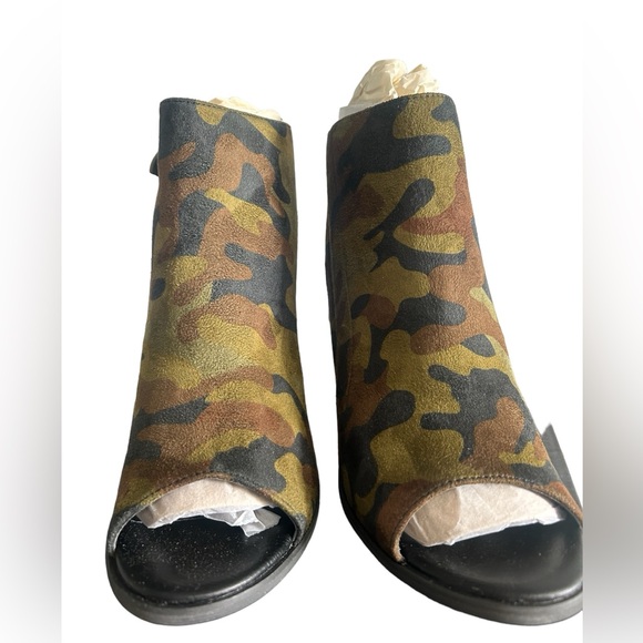 Very Volatile Los Angeles Presidio Style Heel Camo Peep Toe NWB Size 8 - Picture 1 of 6